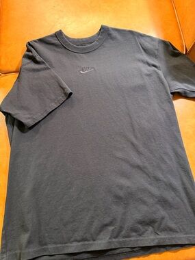 Nike Air Max Black Short-Sleeve Crew Tee with Subtle Embroidered Logo